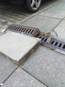 Foto: Sturzgefahr durch Gehwegplatten 